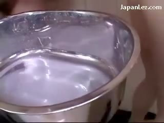 Aziatike dashnore duke dhe squirting enemas vibrators në bythë në the dush tub
