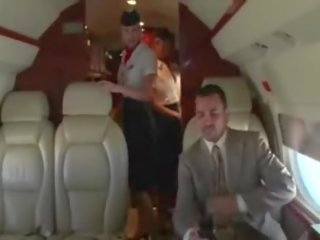 Penuh gairah stewardesses mengisap mereka klien keras cotok di itu plane