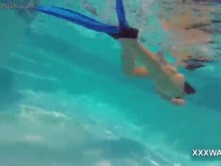 Exceptional morena ramera caramelo swims bajo el agua