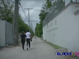 Kulit hitam di polisi di luar masyarakat seks film dengan buah dada besar putih grown-up babes