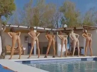 Seven naken flickor liknande en armén filma
