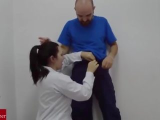 En ung sjuksköterska suger den hospitalâ´s hantlangare balle och recorded it.raf070