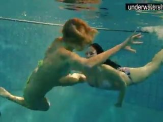 Две пленителен аматьори представяне техен тела край под води