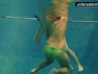 Twee enchanting amateurs tonen hun lichamen af onder water-