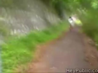 Perv disgraces zufällig japanisch schulmädchen im ein öffentlich park