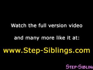 في سن المراهقة stepsisters أكل خارج