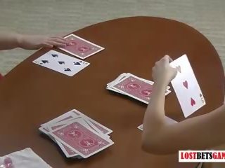 Dos atractivo milfs jugar un juego de desvistiéndose blackjack