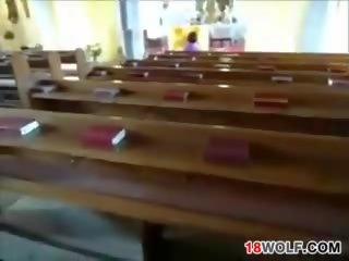 Pechugona adolescente intermitente su cuerpo en iglesia