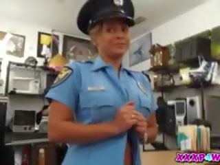 فتاة شرطة يحاول إلى رهن لها بندقية