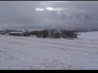 Schön blasen fick außerhalb im die schnee video