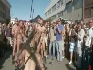 Publike plaza me zhveshur burra prepared për e egër coarse i dhunshëm pederast grup seks film kapëse