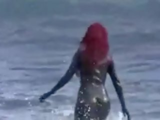 Bianca beauchamp em um negra látex terno em o praia