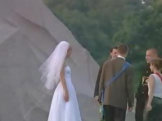 Édes menyasszony ad neki férfi egy leszopás előtt a esküvő