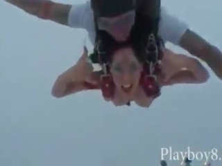 Três vigoroso bebês com agradável grande tetas aproveite tentando fora skydiving