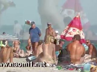 Naomi1 faszverés egy fiatal haver tovább egy nyilvános tengerpart