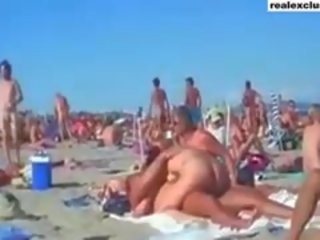 Publiczne nagie plaża swinger seks film film w lato 2015