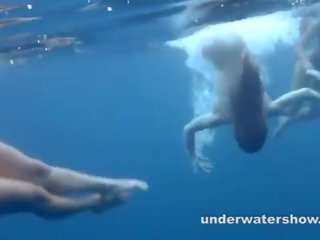 3 meisjes strippen in de zee