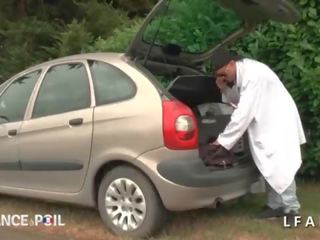 Docteur haýwan bilen s occupe d une jeune demoiselle - 