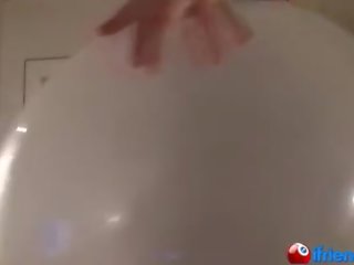Damsel в чорна ударів вгору гігантський повітряна кулька