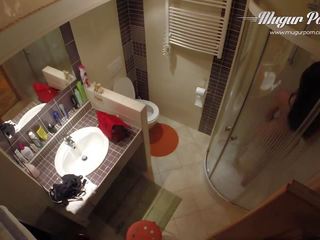 Kira királynő háttérben -ban a fürdőszoba szerzés mert mugur trágár videó